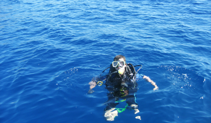 Nomadic Matt in the watrs of Fiji getting ready to Scuba